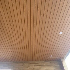 Trần Nhựa Giả Gỗ Ngoài Trời – Sự Kết Hợp Hoàn Hảo Giữa Đẳng Cấp và Độ Bền
